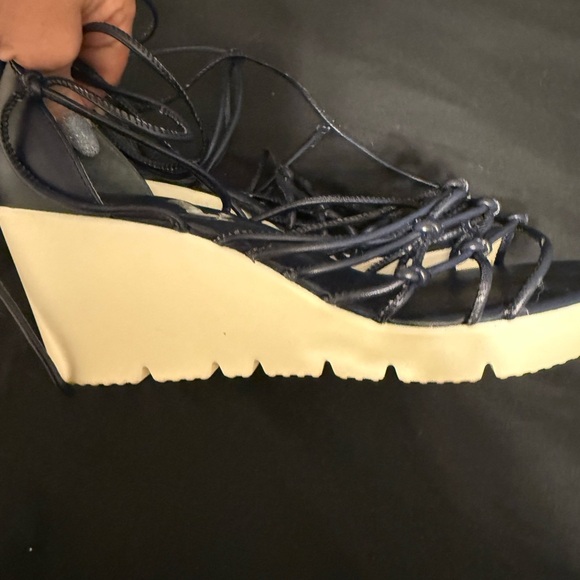 Charles David navy blue heels size 7.5 - Picture 3 of 4